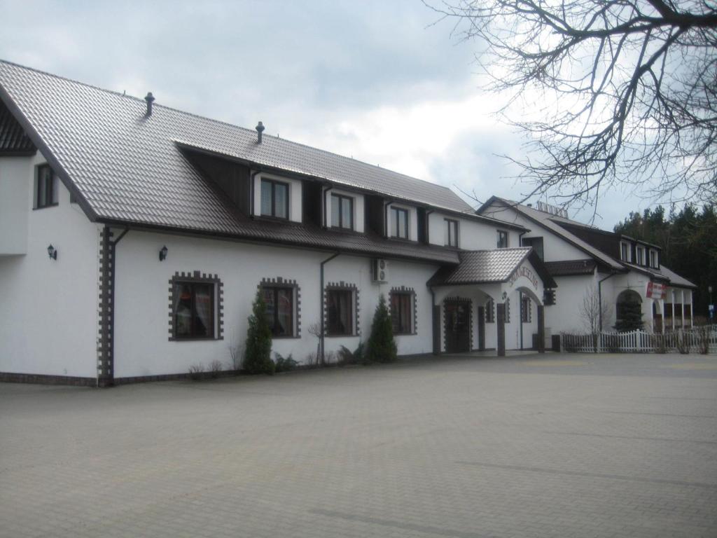 un gran edificio blanco con muchas ventanas en Zajazd Skalny, en Ostrów Mazowiecka