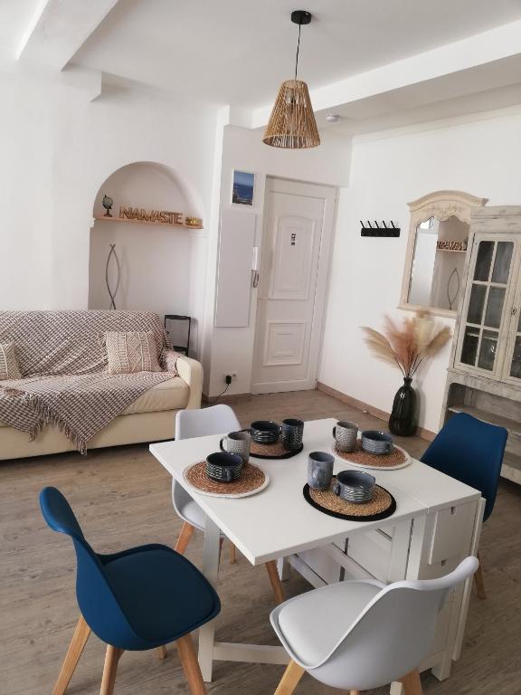 un salon avec une table et des chaises et un lit dans l'établissement Appartement 2 pièces cosy, à Grasse