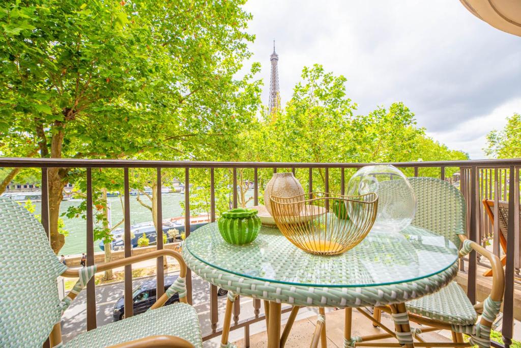 une table avec deux vases sur un balcon dans l'établissement Luxury Flat Eiffel Tower View, à Paris