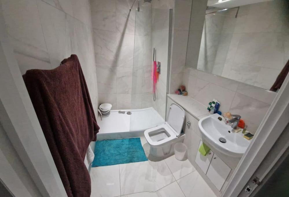 Ένα μπάνιο στο Stylish and spacious new flat
