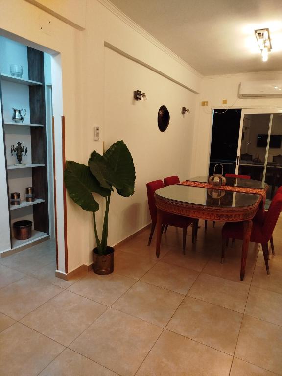 a dining room with a table and a potted plant at Camba Cua Relax in Corrientes