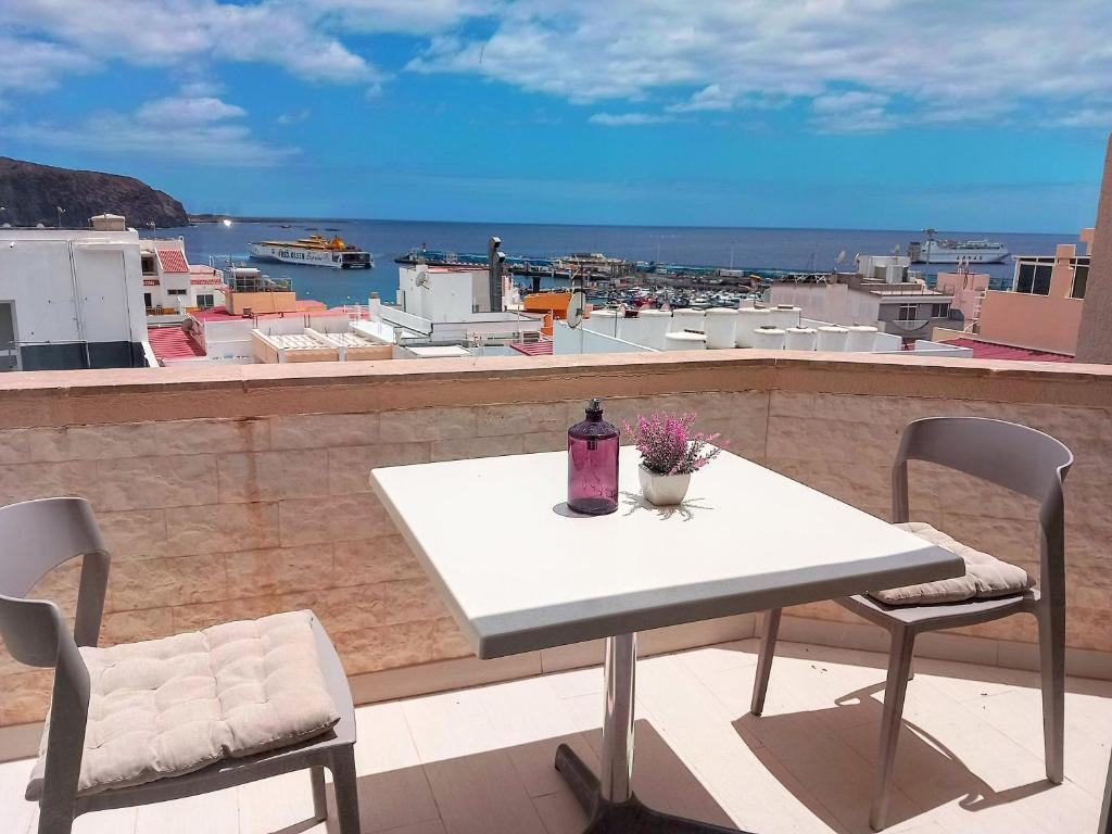 ロス・クリスティアーノスにあるCasa Sonnyの白いテーブルとバルコニー(椅子2脚付)