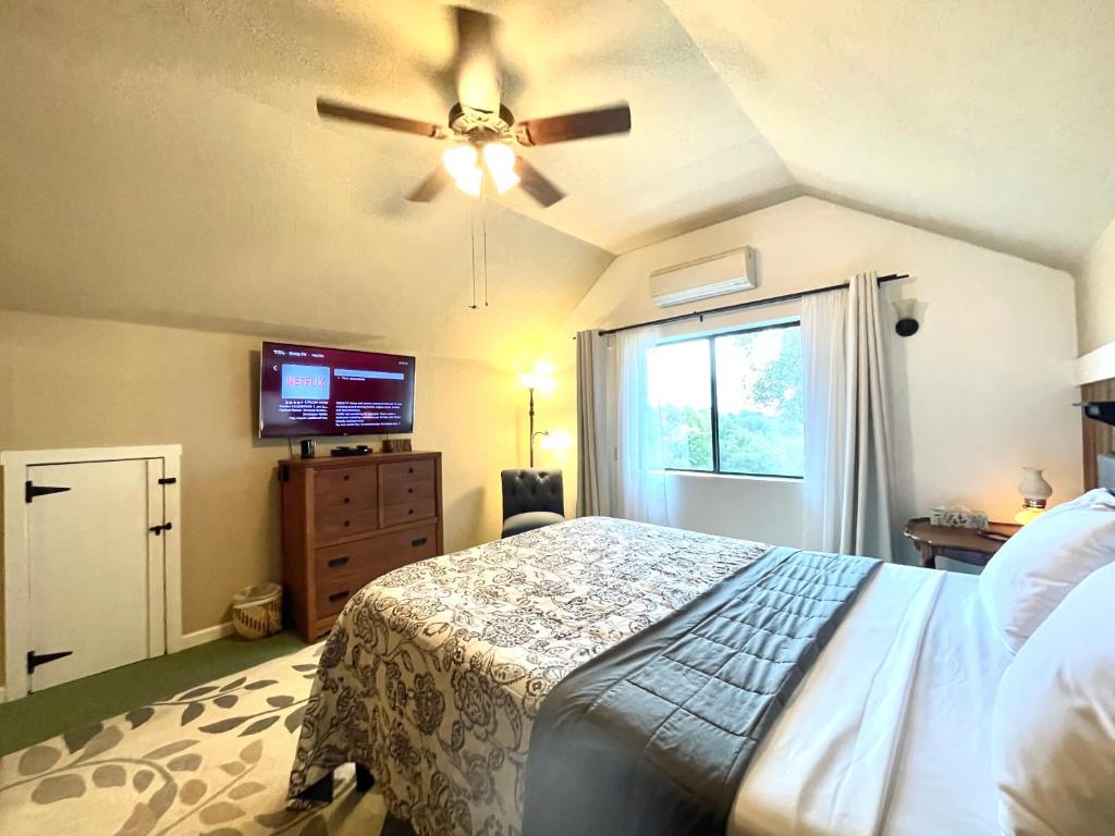 Postel nebo postele na pokoji v ubytování Sierra Mountain Lodge - Vacation Rentals - Yosemite