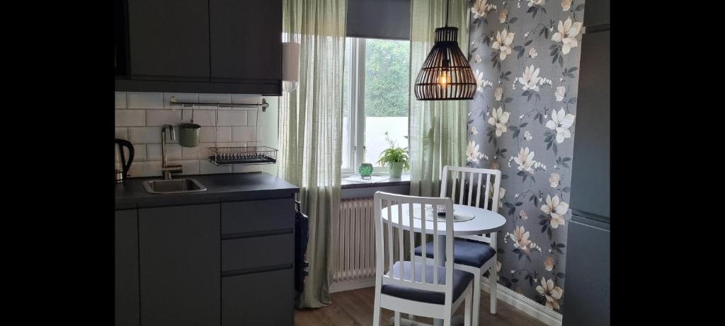 Kuchyň nebo kuchyňský kout v ubytování Mysig 1a med Minispa, 20 min från Kinnekulle