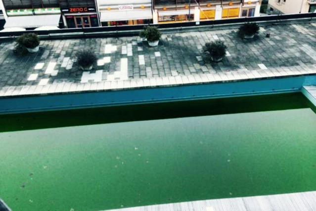 una vista aérea de una piscina de agua verde en Apartment in Chamonix, en Chamonix-Mont-Blanc