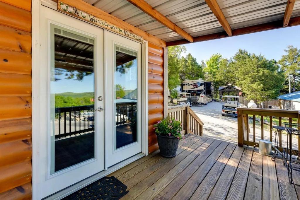 Balkón nebo terasa v ubytování Indian Point Cabin 2 near SDC, Branson, and Table Rock Lake
