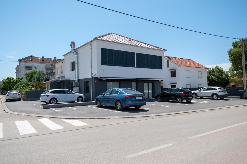 Apartments with parking space Zadar - 23055