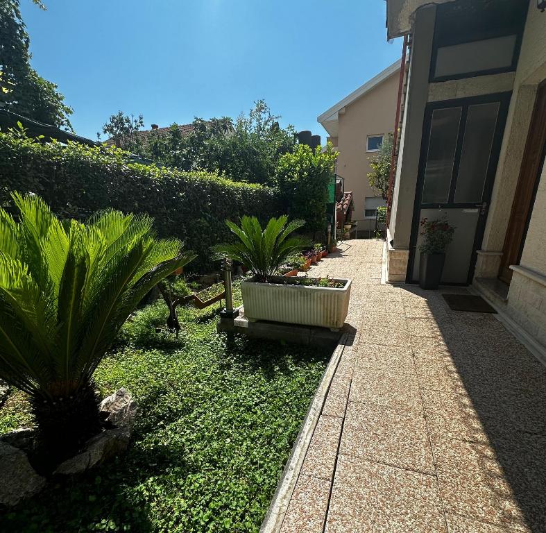 Apartments with a parking space Kastel Stafilic, Kastela - 22710