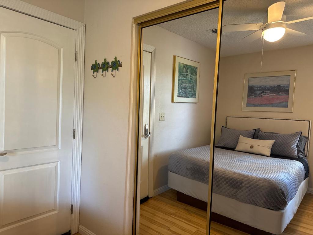 Postel nebo postele na pokoji v ubytování The Monet- One bedroom with a private entrance - shared bathroom