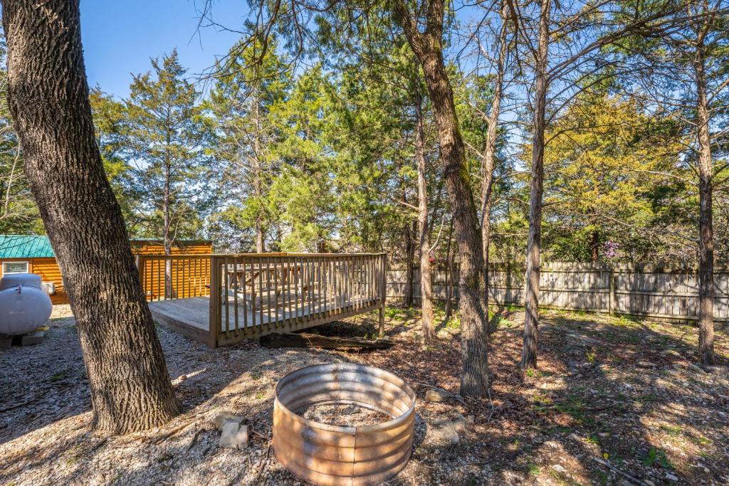 Zahrada ubytování Indian Point Cabin 4 near SDC, Branson, Table Rock Lake