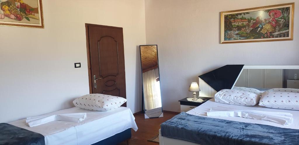Postel nebo postele na pokoji v ubytování SHENA Guest House