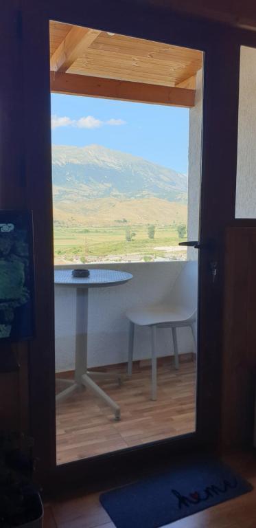 Nespecifikovaný výhled na hory nebo výhled na hory při pohledu z penzionu