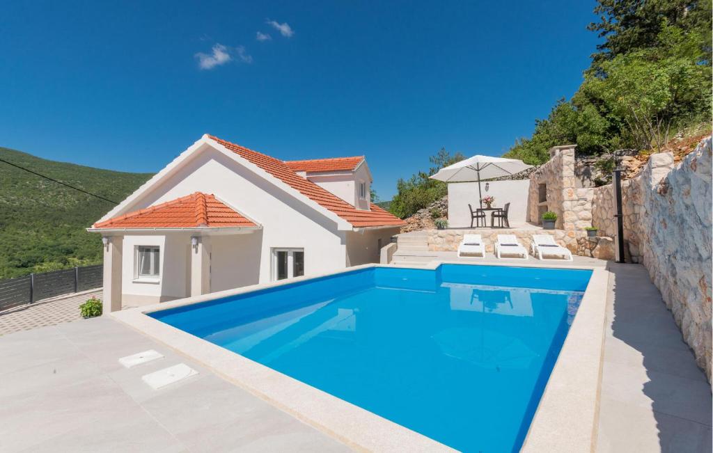 een zwembad voor een huis bij Stunning Home In Poljica With Kitchen in Poljica