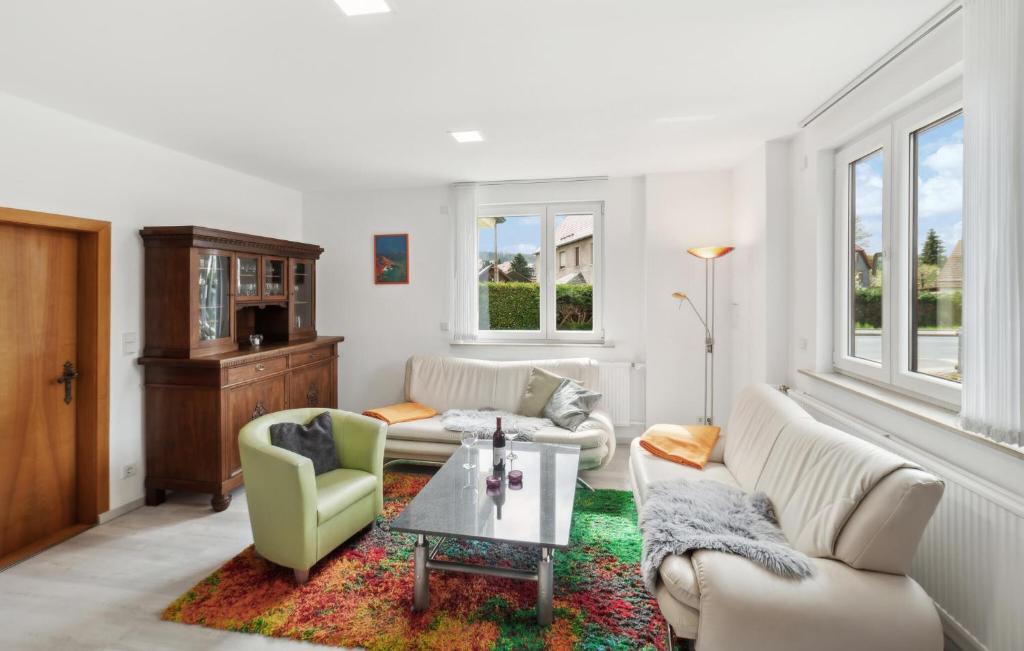 a living room with two couches and a coffee table at Stunning Apartment In Schleusingen in Hinternah