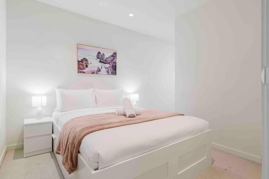 Resort lifestyle urban apt pool, gym, sauna, Melbourne (updated prices 2025)