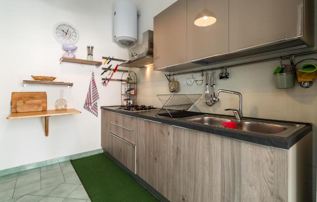 A kitchen or kitchenette at 4 Bedroom Amazing Home In Laura