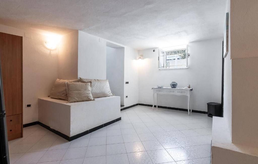 A bed or beds in a room at 4 Bedroom Amazing Home In Laura