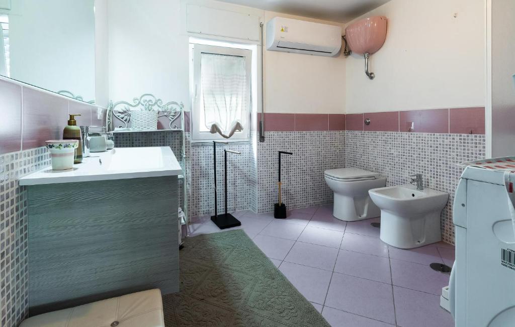 A bathroom at 4 Bedroom Amazing Home In Laura