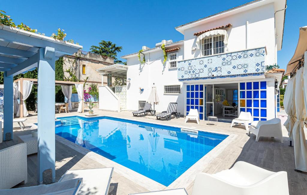 The swimming pool at or close to 4 Bedroom Amazing Home In Laura