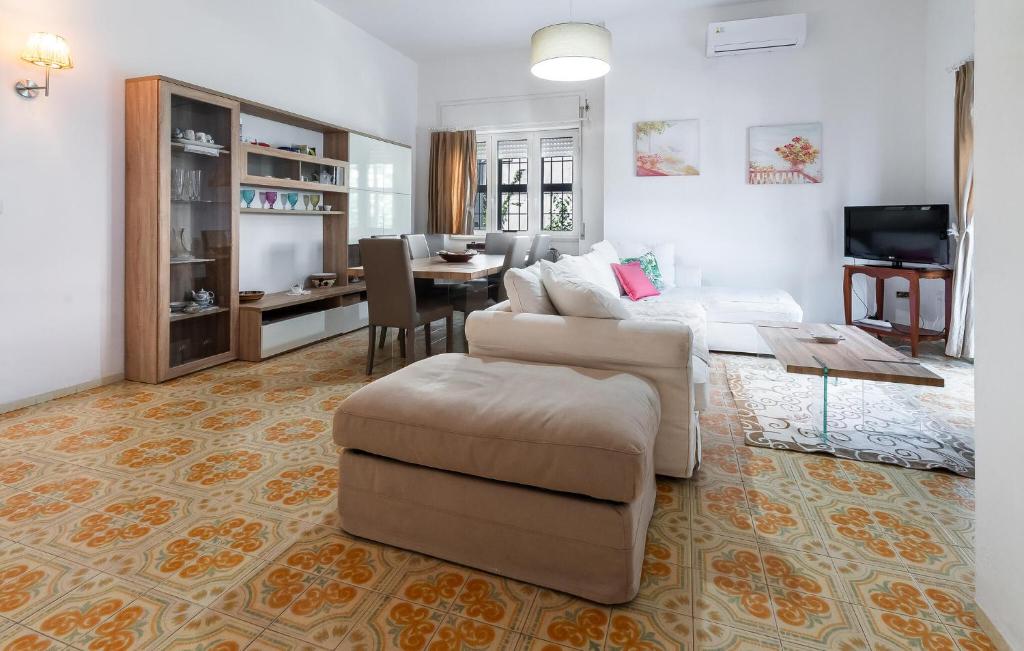 A television and/or entertainment centre at 4 Bedroom Amazing Home In Laura