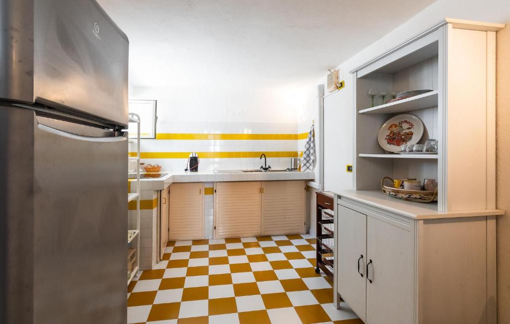 A kitchen or kitchenette at 4 Bedroom Amazing Home In Laura