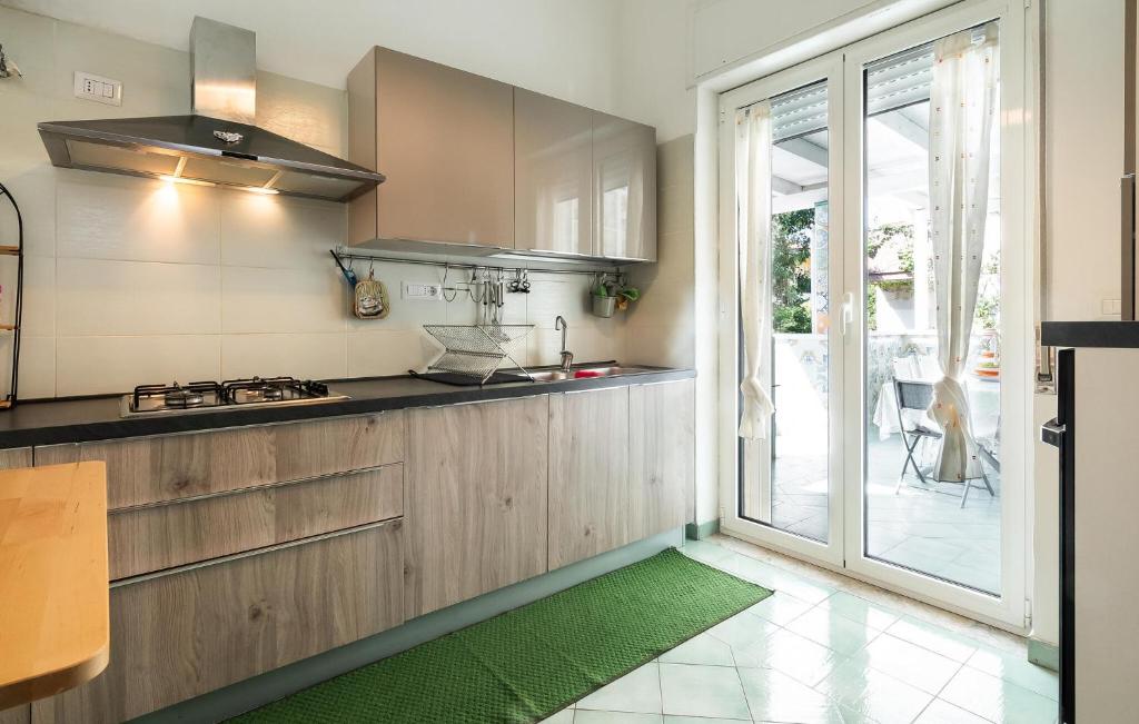 A kitchen or kitchenette at 4 Bedroom Amazing Home In Laura