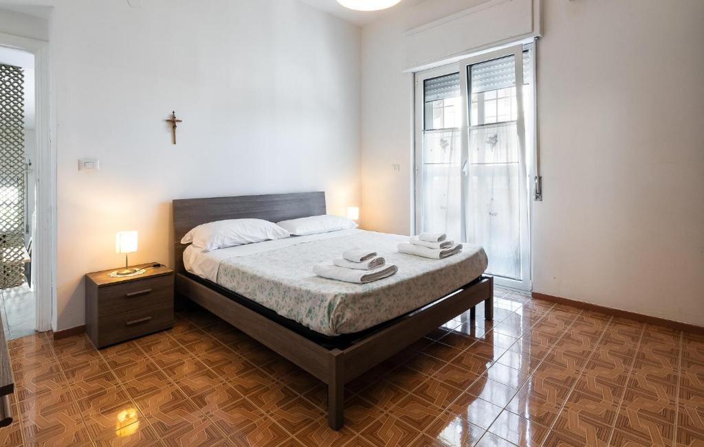 A bed or beds in a room at 4 Bedroom Amazing Home In Laura