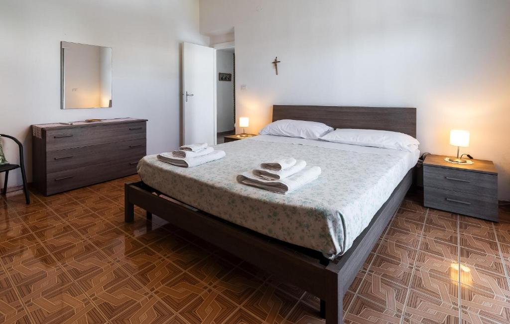 A bed or beds in a room at 4 Bedroom Amazing Home In Laura