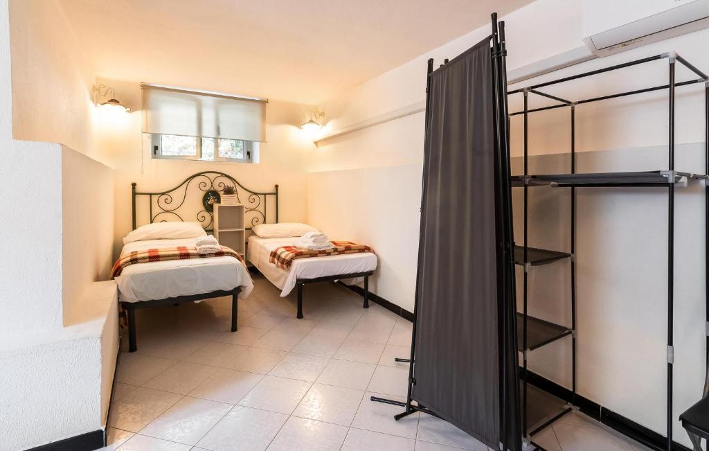 A bed or beds in a room at 4 Bedroom Amazing Home In Laura