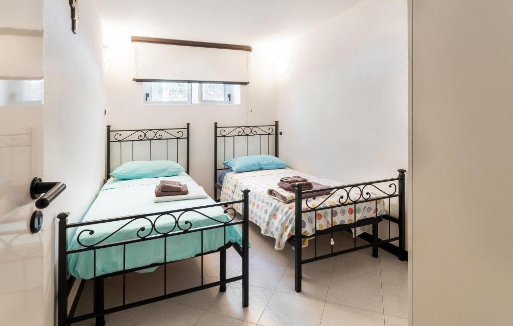 A bed or beds in a room at 4 Bedroom Amazing Home In Laura