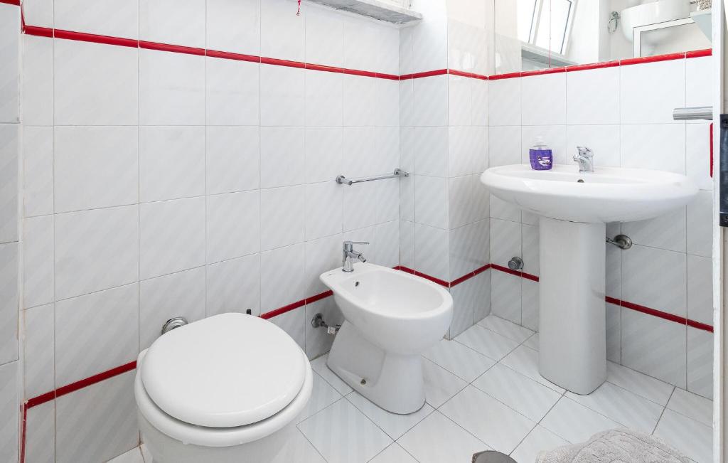 A bathroom at 4 Bedroom Amazing Home In Laura