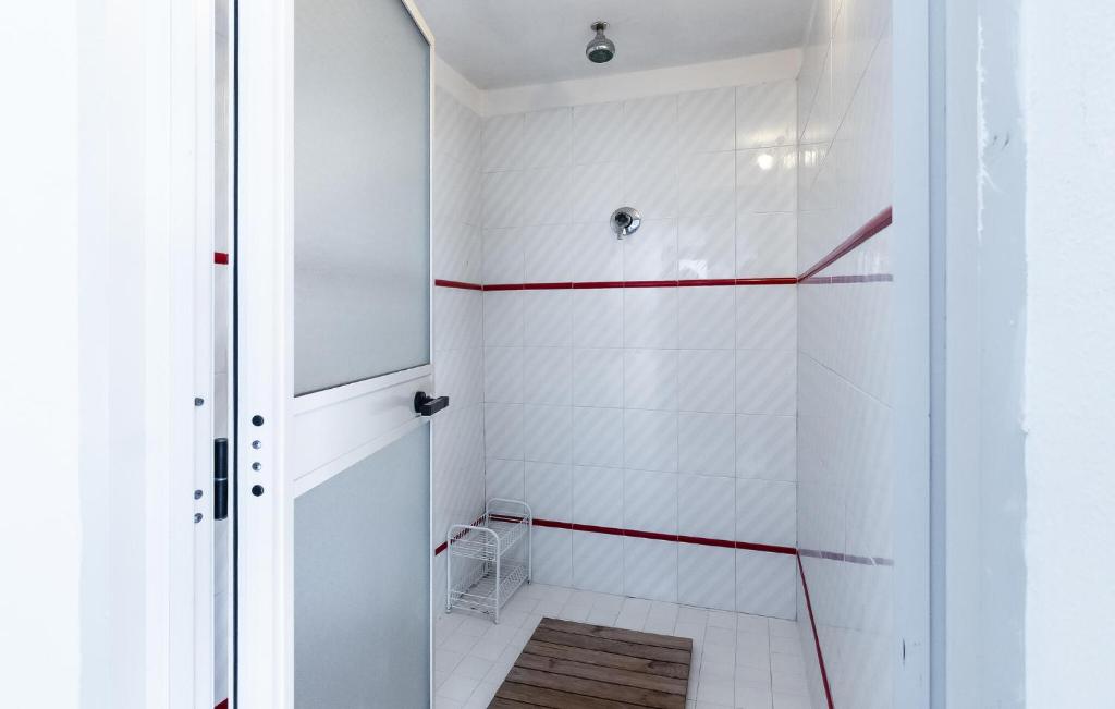 A bathroom at 4 Bedroom Amazing Home In Laura