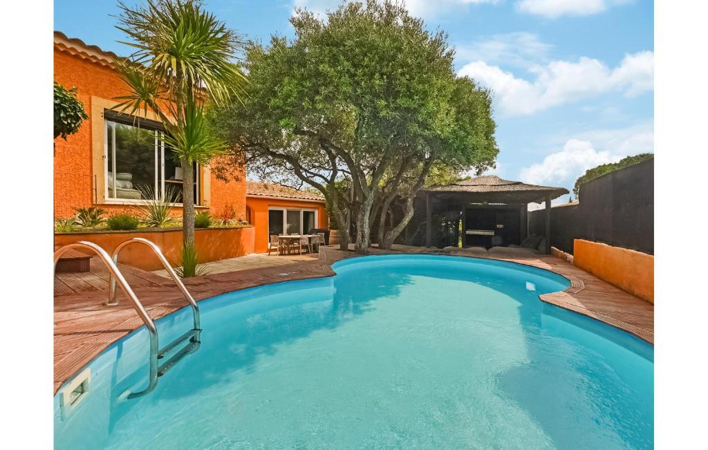 une piscine dans l'arrière-cour d'une maison dans l'établissement Nice Home In St-Génies-De-Comolas, à Saint-Geniès-de-Comolas