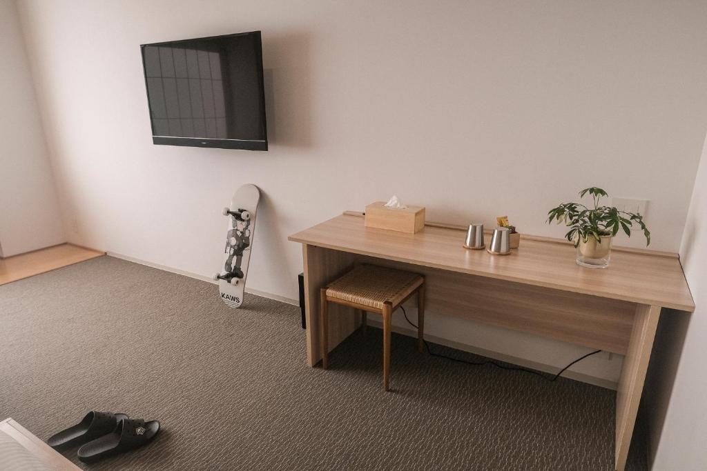 TV a/nebo společenská místnost v ubytování WAYFARER Shin