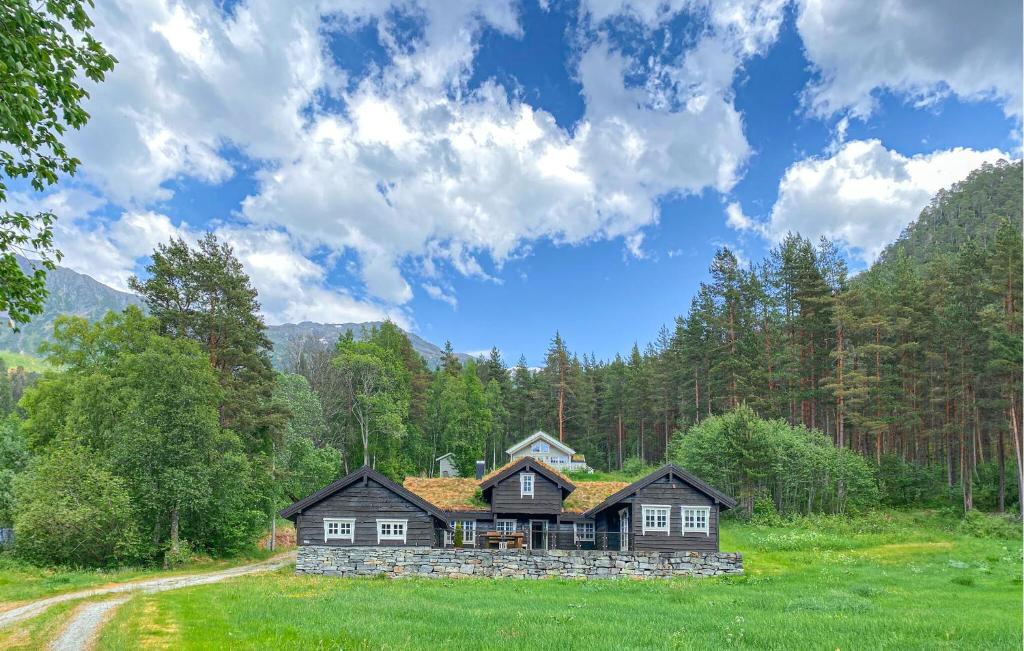 FolkestadにあるFeriehus-Bjørkedalの木の畑の中の家
