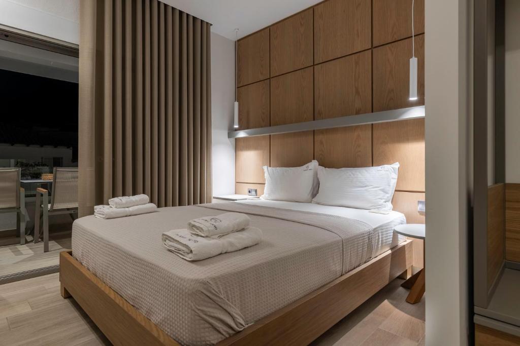 Postel nebo postele na pokoji v ubytování Elisavet Nuevo Studios & Suites