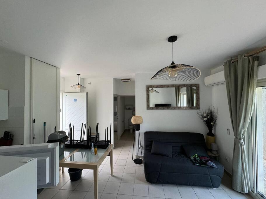 un salon avec un canapé et une table dans l'établissement Costa Verde - Appart 6 places avec piscine en bord mer, à Poggio-Mezzana