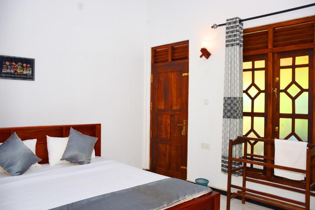Postel nebo postele na pokoji v ubytování Sasanda Villa and Yala Safari Place