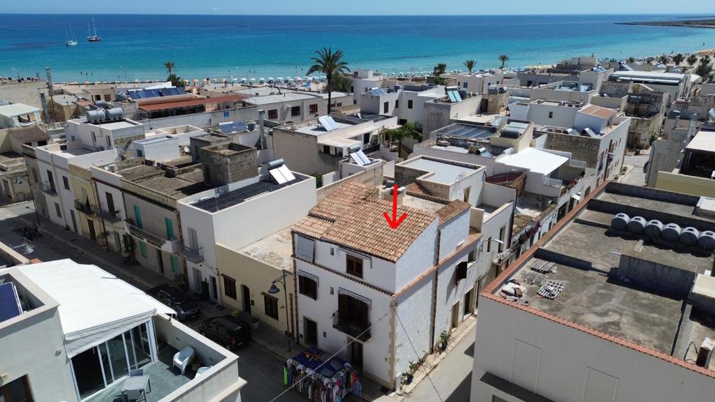z góry widok na miasto z plażą w obiekcie Appartamento Mia w mieście San Vito lo Capo