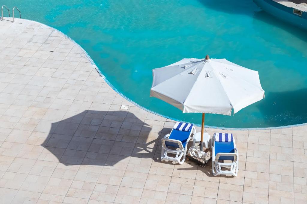 Bazén v ubytování Nordlicht Hotel Marina Al Alamein nebo v jeho okolí