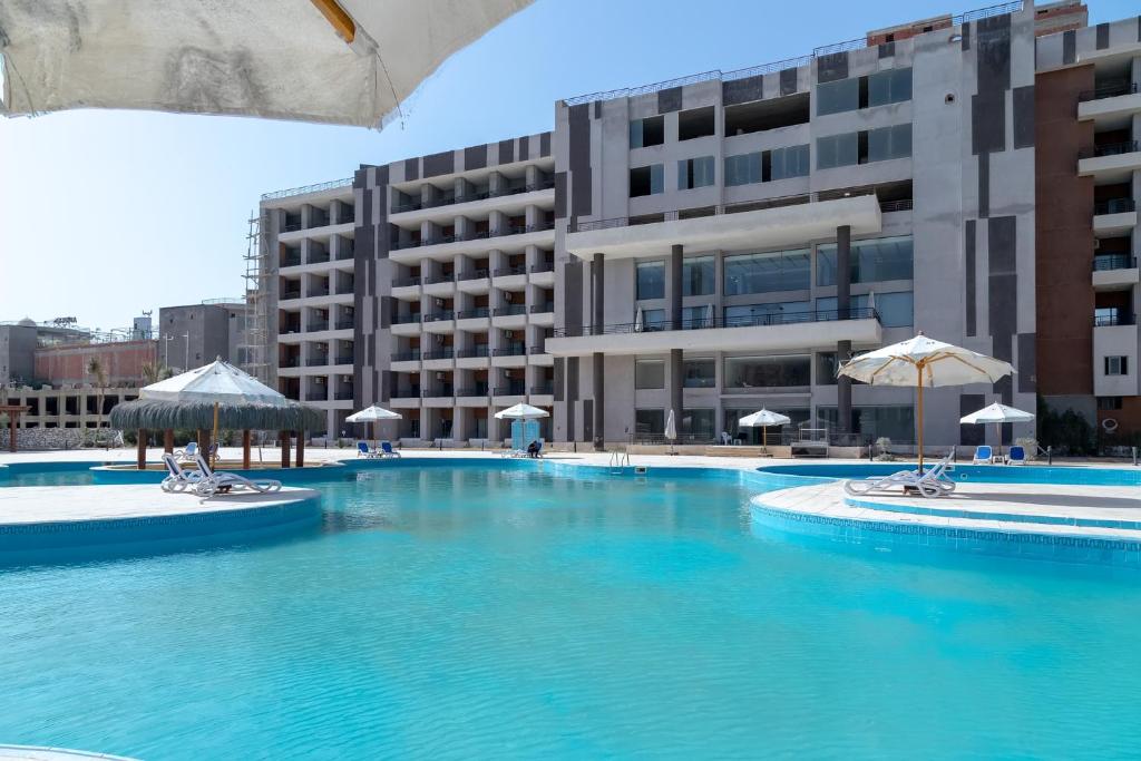 Bazén v ubytování Nordlicht Hotel Marina Al Alamein nebo v jeho okolí