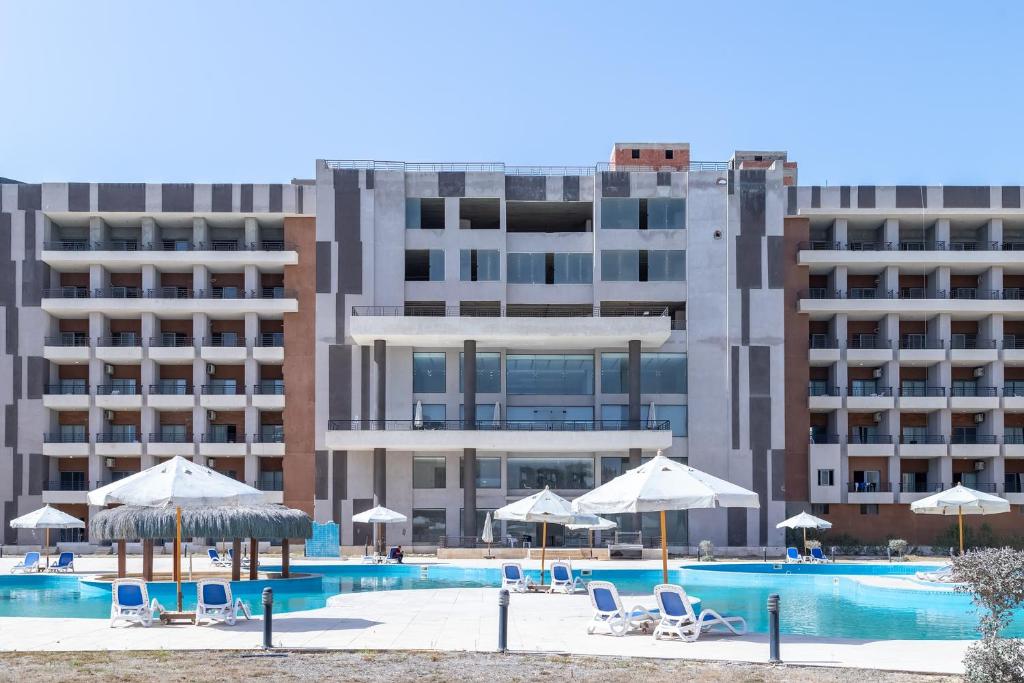 Bazén v ubytování Nordlicht Hotel Marina Al Alamein nebo v jeho okolí