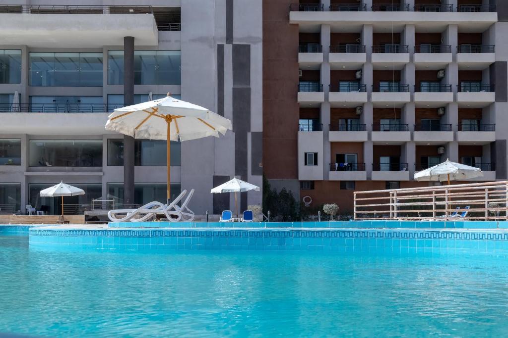 Bazén v ubytování Nordlicht Hotel Marina Al Alamein nebo v jeho okolí