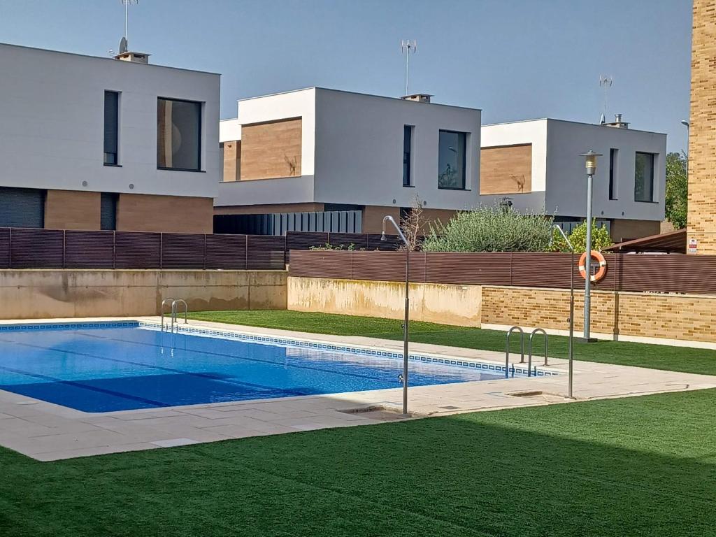 Bazén v ubytovaní Casita De Logroño alebo v jeho blízkosti