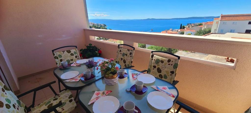 Seaview Apt, communal swimming pool, 250m to beach, parking, 4km to Trogir old town