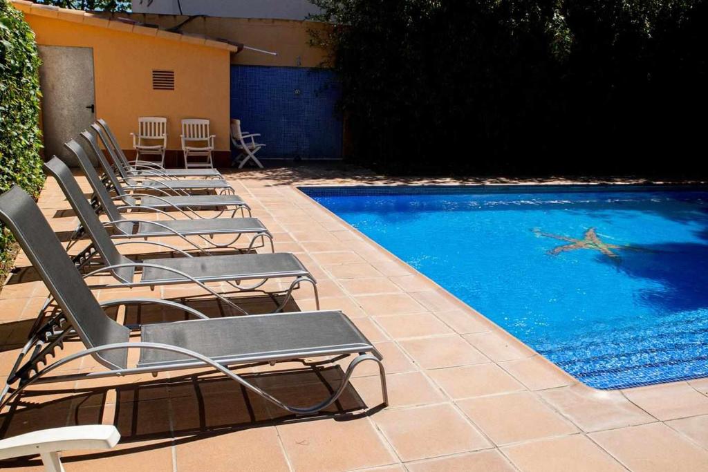 Bazén v ubytovaní Ideal família a 500m de la playa en SAgaró alebo v jeho blízkosti