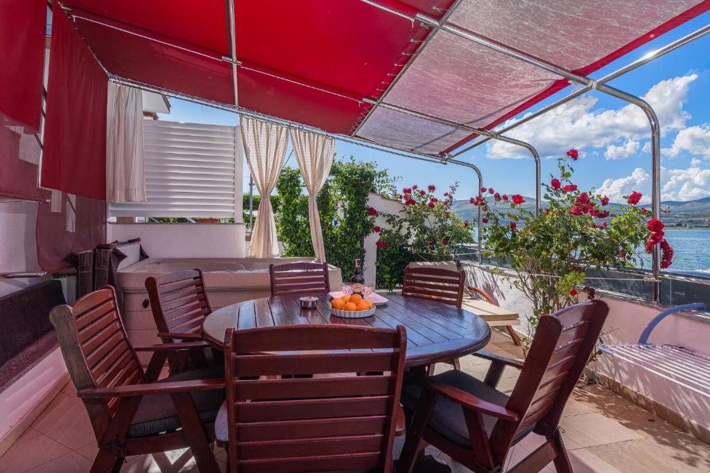 House Marin with 2 Apartments 10 m from sea