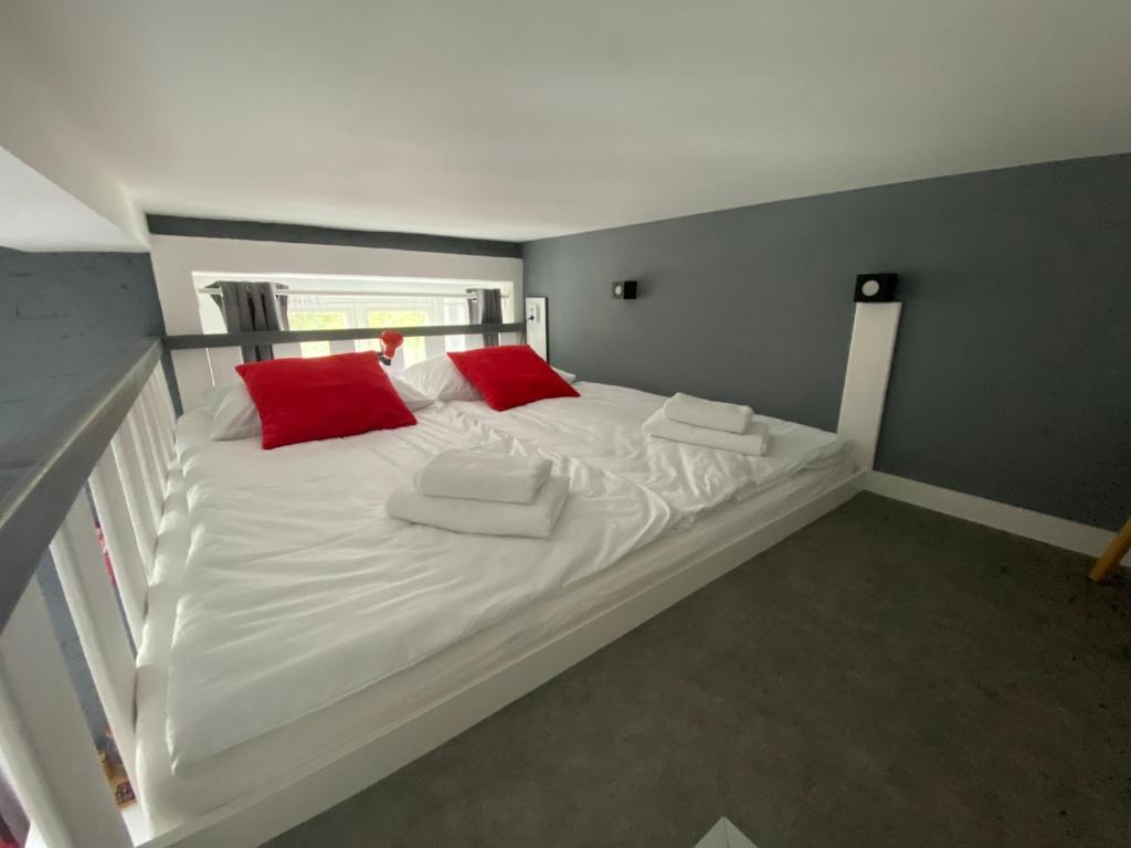 Postel nebo postele na pokoji v ubytování Spring Apartments Karlovy Vary