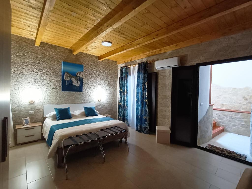 Postel nebo postele na pokoji v ubytování Domos La Corte Ghibellina