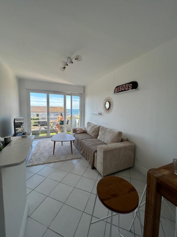 Posezení v ubytování Appartement traversant vue mer et étang